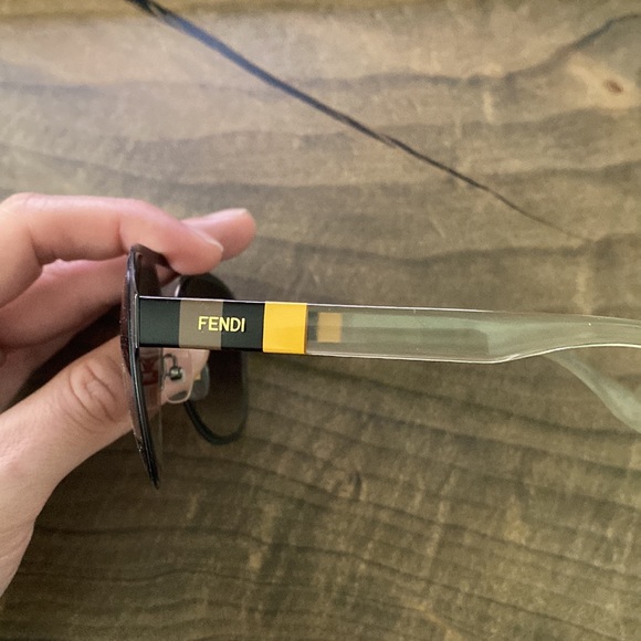 Fendi sunglasses no case - Picture 2 of 4
